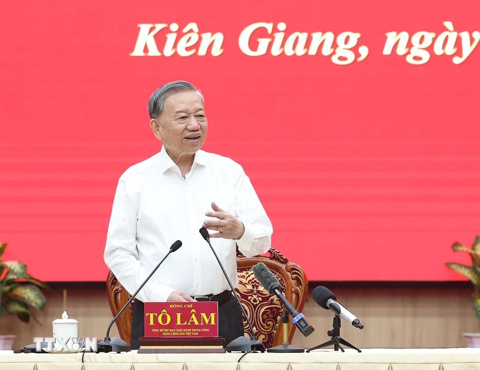 Tổng Bí thư Tô Lâm phát biểu chỉ đạo tại cuộc làm việc với Ban Thường vụ Tỉnh ủy Kiên Giang và Thường trực Tỉnh ủy An Giang. (Ảnh: Thống Nhất/TTXVN)