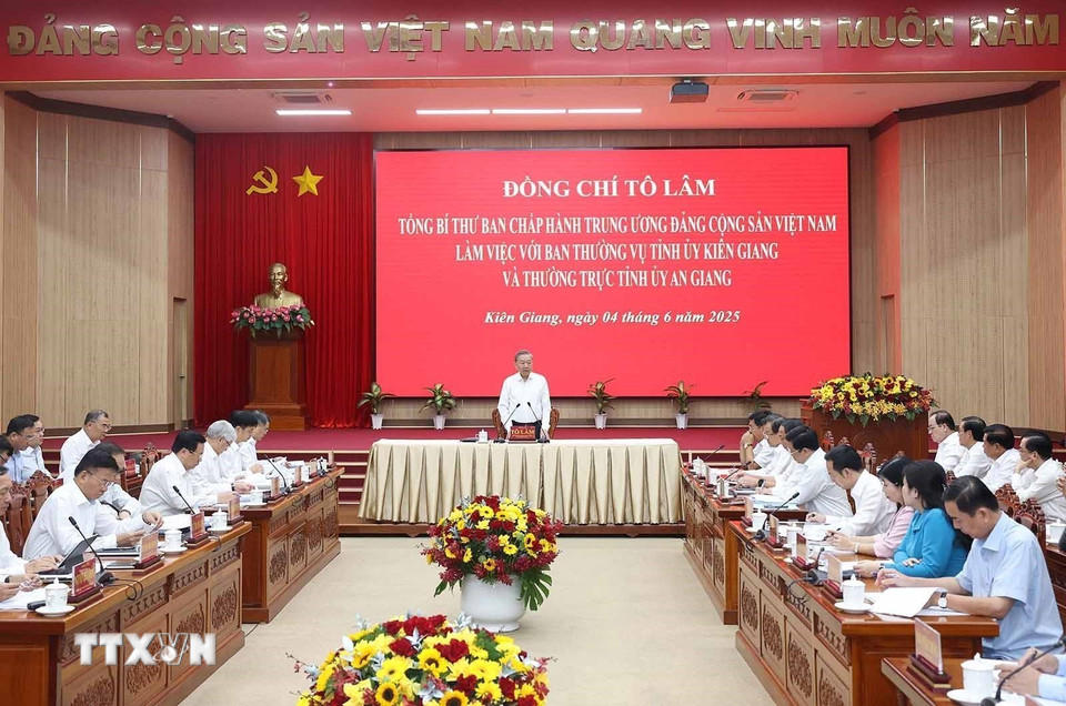 Tổng Bí thư Tô Lâm phát biểu chỉ đạo tại cuộc làm việc với Ban Thường vụ Tỉnh ủy Kiên Giang và Thường trực Tỉnh ủy An Giang. (Ảnh: Thống Nhất/TTXVN)