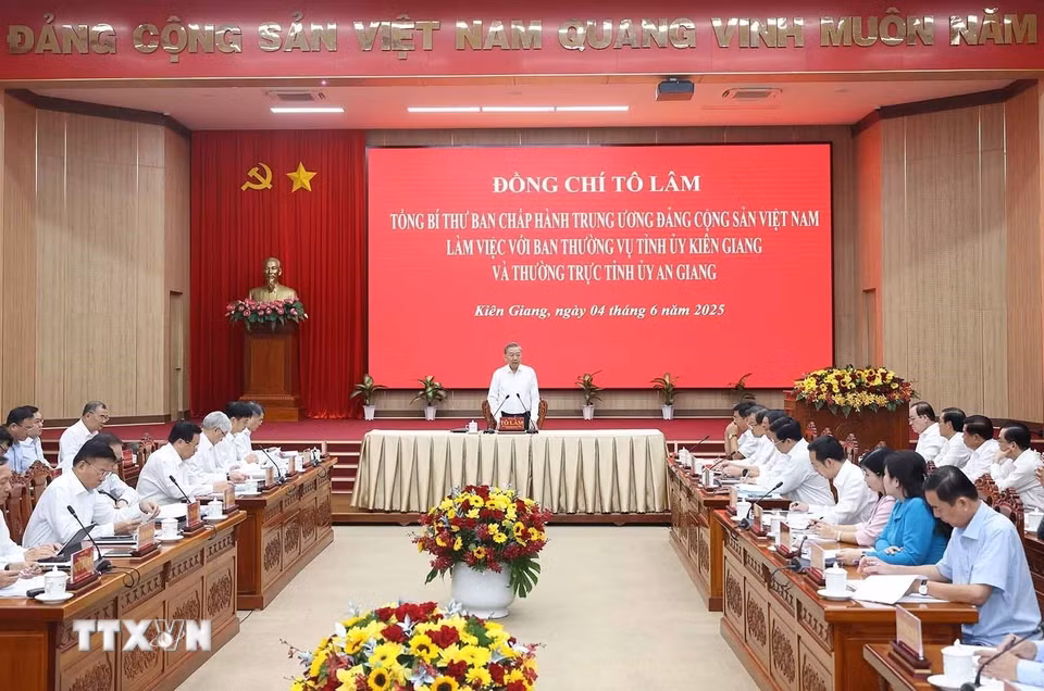 Tổng Bí thư Tô Lâm phát biểu chỉ đạo tại cuộc làm việc với Ban Thường vụ Tỉnh ủy Kiên Giang và Thường trực Tỉnh ủy An Giang. (Ảnh: Thống Nhất/TTXVN)