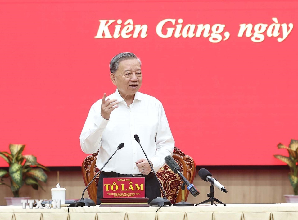 Tổng Bí thư Tô Lâm phát biểu chỉ đạo tại cuộc làm việc với Ban Thường vụ Tỉnh ủy Kiên Giang và Thường trực Tỉnh ủy An Giang. (Ảnh: Thống Nhất/TTXVN)