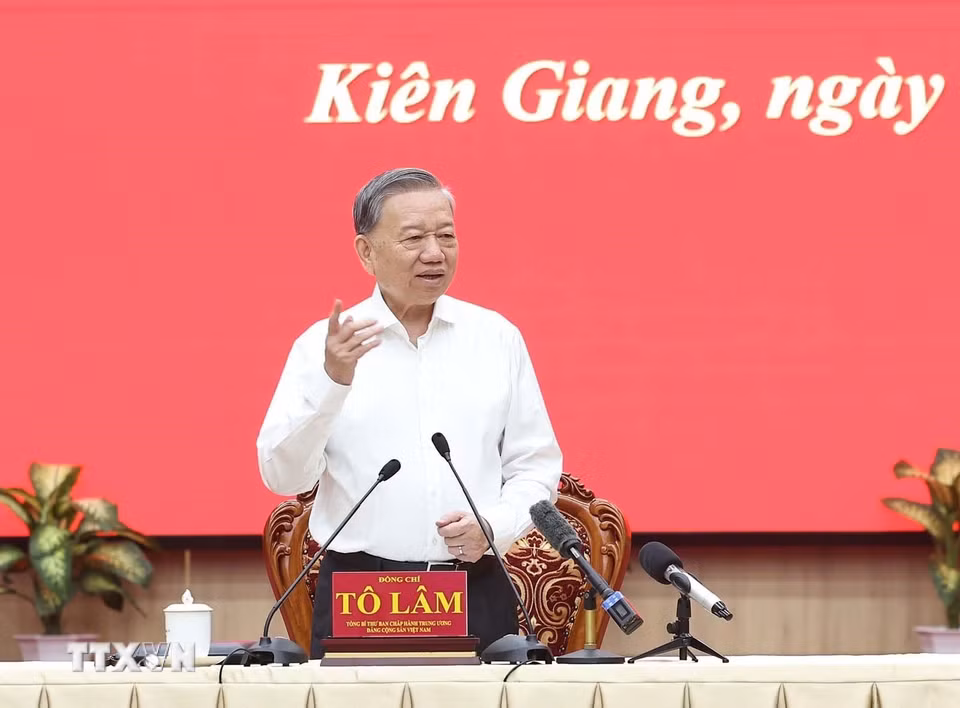 Tổng Bí thư Tô Lâm phát biểu chỉ đạo tại cuộc làm việc với Ban Thường vụ Tỉnh ủy Kiên Giang và Thường trực Tỉnh ủy An Giang. (Ảnh: Thống Nhất/TTXVN)