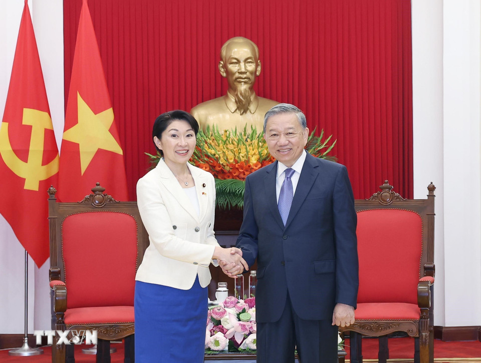 Tổng Bí thư Tô Lâm và bà Obuchi Yuko, Hạ nghị sỹ thuộc Đảng Dân chủ tự do, Chủ tịch Liên minh Nghị sỹ hữu nghị Nhật Bản-Việt Nam. (Ảnh: Thống Nhất/TTXVN)