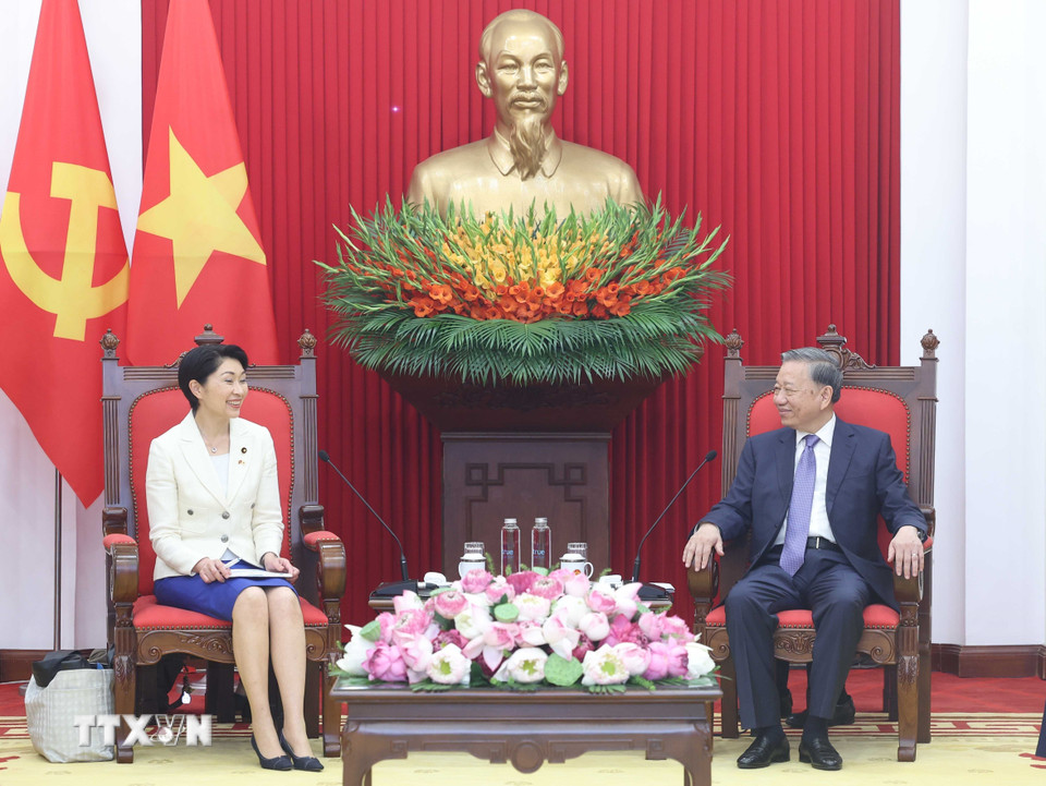 Tổng Bí thư Tô Lâm và bà Obuchi Yuko, Hạ nghị sỹ thuộc Đảng Dân chủ tự do, Chủ tịch Liên minh Nghị sỹ hữu nghị Nhật Bản-Việt Nam. (Ảnh: Thống Nhất/TTXVN)