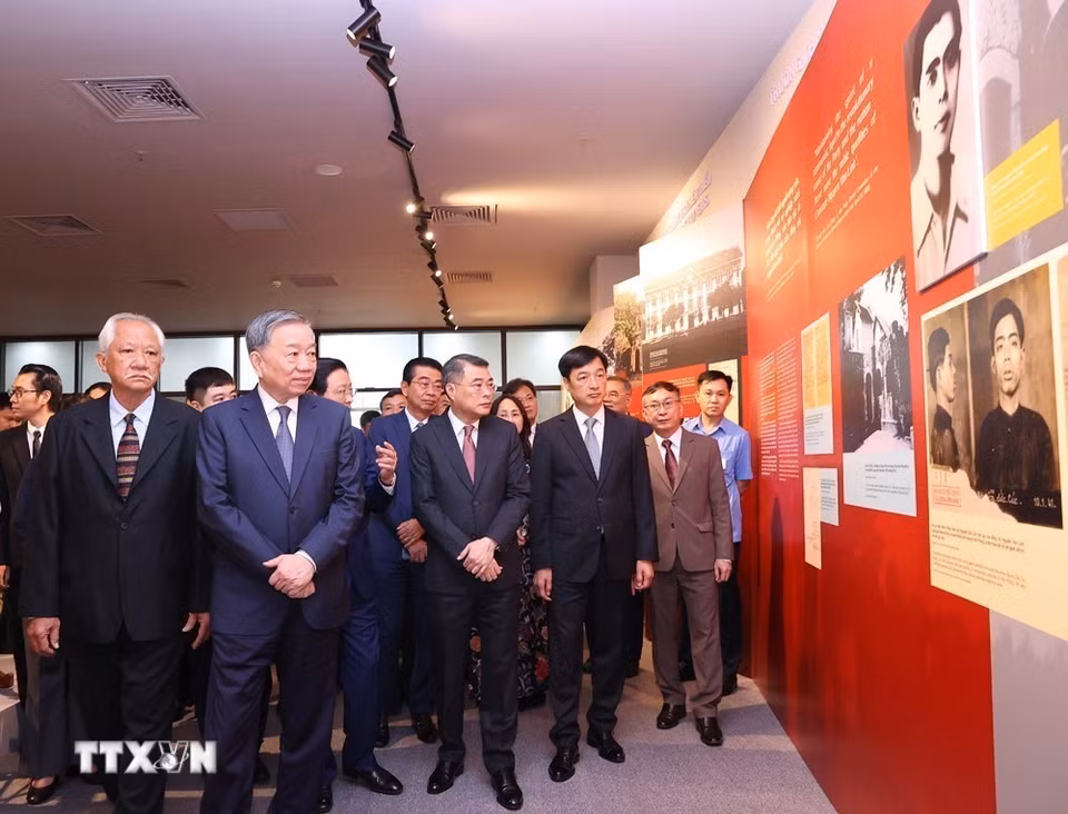 Tổng Bí thư Tô Lâm và các đại biểu tham quan Triển lãm "Tổng Bí thư Nguyễn Văn Linh - Cuộc đời và sự nghiệp".(Ảnh: Văn Điệp/TTXVN)
