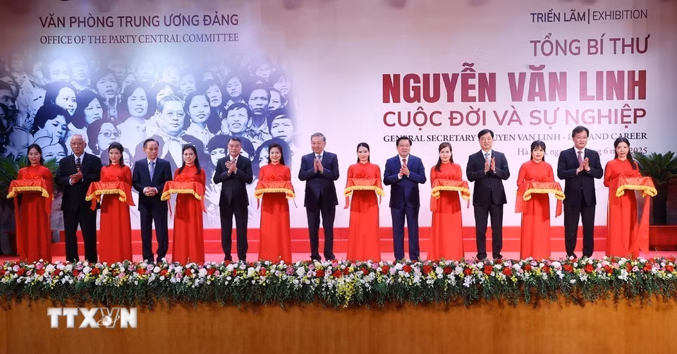 Tổng Bí thư Tô Lâm và các đại biểu cắt băng khai mạc Triển lãm "Tổng Bí thư Nguyễn Văn Linh - Cuộc đời và sự nghiệp".(Ảnh: Văn Điệp/TTXVN)