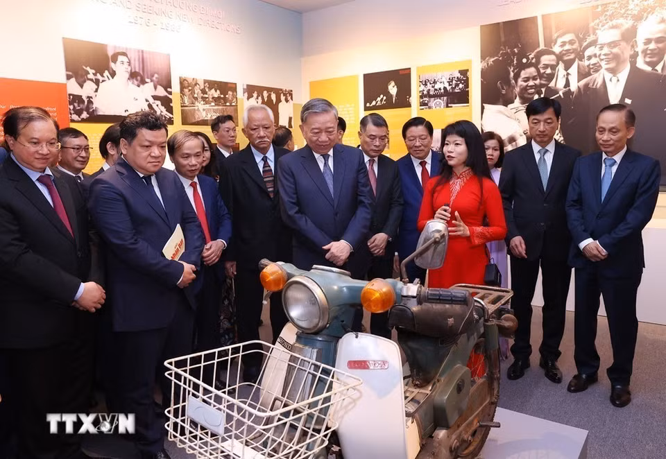 Tổng Bí thư Tô Lâm và các đại biểu tham quan Triển lãm "Tổng Bí thư Nguyễn Văn Linh - Cuộc đời và sự nghiệp".(Ảnh: Văn Điệp/TTXVN)