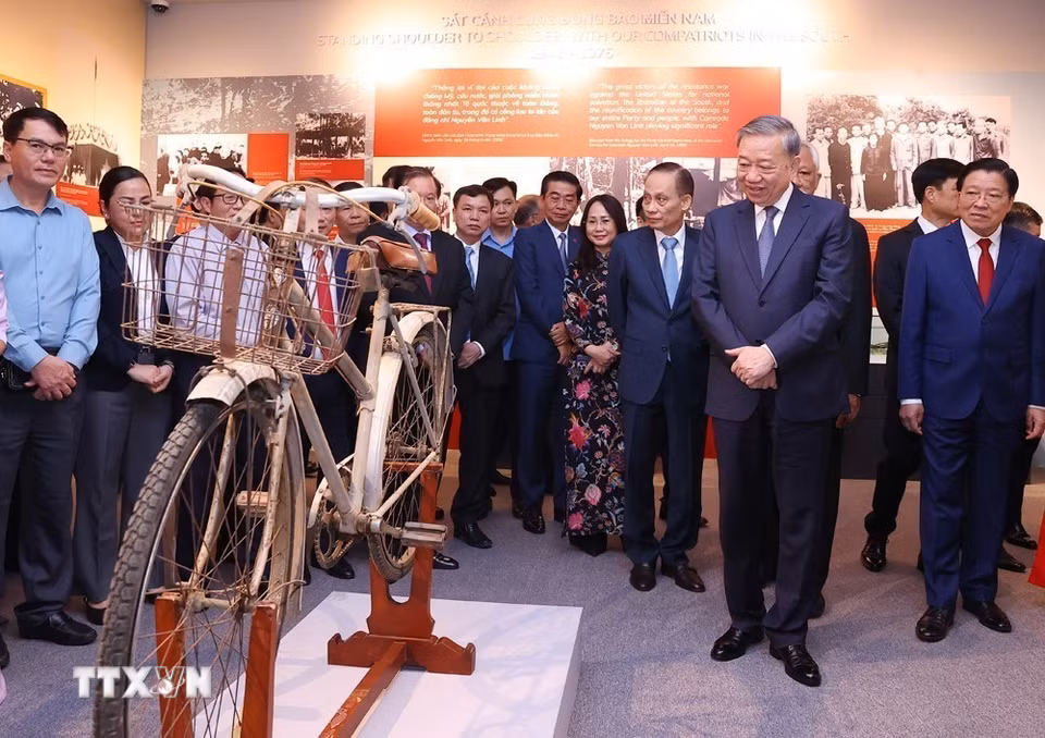 Tổng Bí thư Tô Lâm và các đại biểu tham quan Triển lãm "Tổng Bí thư Nguyễn Văn Linh - Cuộc đời và sự nghiệp".(Ảnh: Văn Điệp/TTXVN)