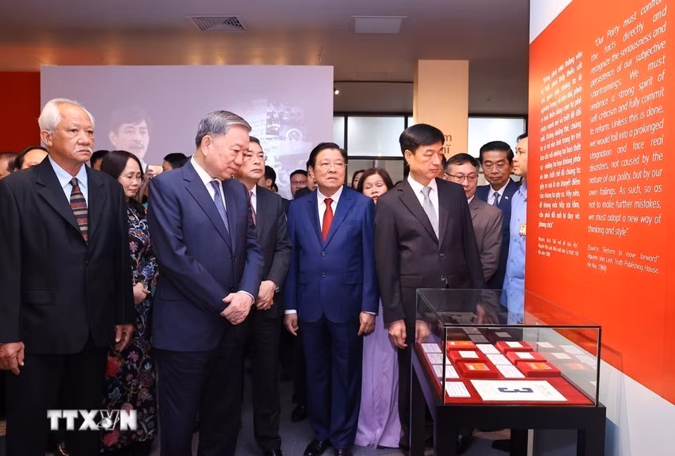 Tổng Bí thư Tô Lâm và các đại biểu tham quan Triển lãm "Tổng Bí thư Nguyễn Văn Linh - Cuộc đời và sự nghiệp".(Ảnh: Văn Điệp/TTXVN)
