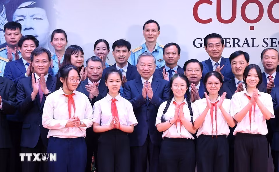 Tổng Bí thư Tô Lâm và các đại biểu chụp ảnh chung. (Ảnh: Văn Điệp/TTXVN)