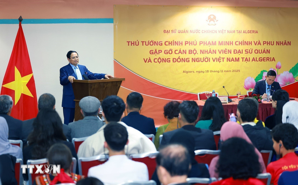 Thủ tướng Phạm Minh Chính phát biểu tại buổi gặp cán bộ, nhân viên Đại sứ quán và đại diện cộng đồng người Việt Nam tại Algeria. (Ảnh: Dương Giang/TTXVN)