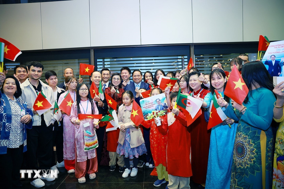 Thủ tướng Phạm Minh Chính và Phu nhân với cán bộ, nhân viên Đại sứ quán và đại diện cộng đồng người Việt Nam tại Algeria. (Ảnh: Dương Giang/TTXVN)