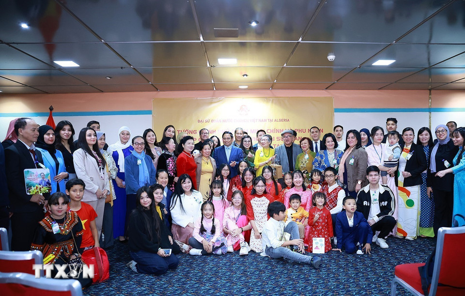 Thủ tướng Phạm Minh Chính và Phu nhân với cán bộ, nhân viên Đại sứ quán và đại diện cộng đồng người Việt Nam tại Algeria. (Ảnh: Dương Giang/TTXVN)