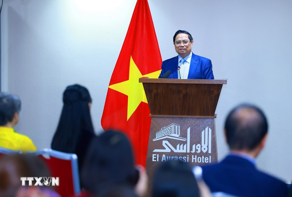 Thủ tướng Phạm Minh Chính phát biểu tại buổi gặp cán bộ, nhân viên Đại sứ quán và đại diện cộng đồng người Việt Nam tại Algeria. (Ảnh: Dương Giang/TTXVN)