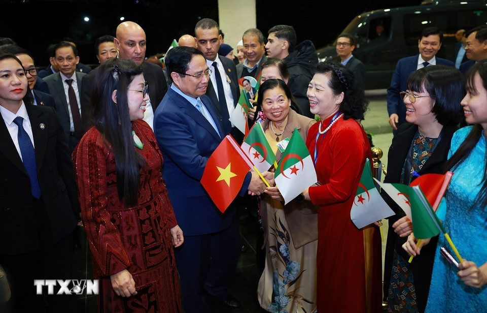 Thủ tướng Phạm Minh Chính và Phu nhân gặp cán bộ, nhân viên Đại sứ quán và đại diện cộng đồng người Việt Nam tại Algeria. (Ảnh: Dương Giang/TTXVN)