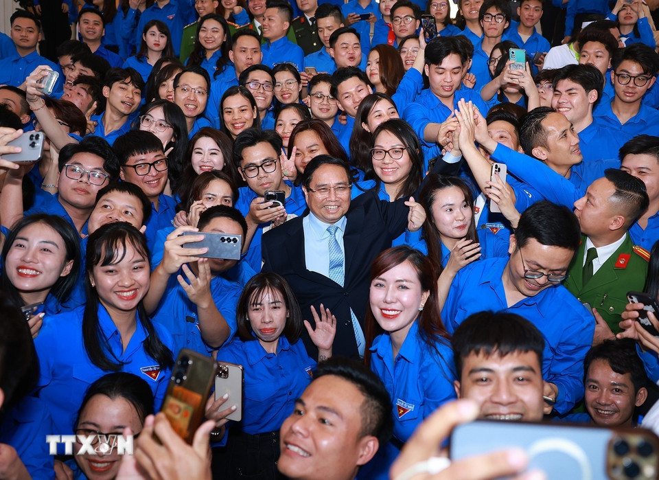 Thủ tướng Phạm Minh Chính với thanh niên. (Ảnh: Dương Giang/TTXVN)