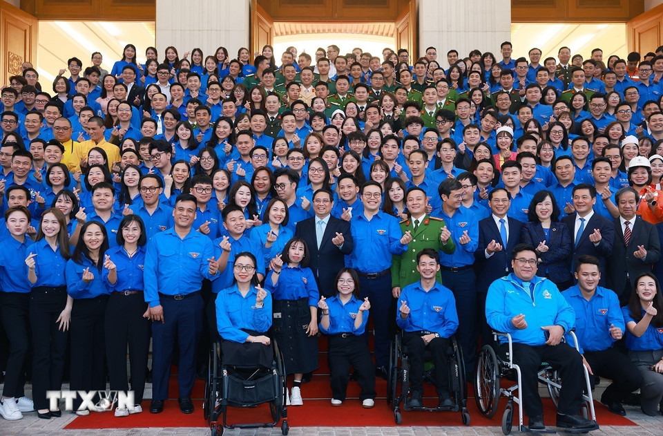 Thủ tướng Phạm Minh Chính với thanh niên. (Ảnh: Dương Giang/TTXVN)