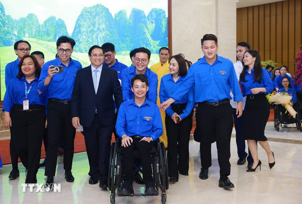 Thủ tướng Phạm Minh Chính với thanh niên. (Ảnh: Dương Giang/TTXVN)
