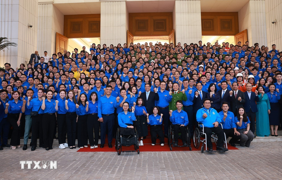 Thủ tướng Phạm Minh Chính với thanh niên. (Ảnh: Dương Giang/TTXVN)