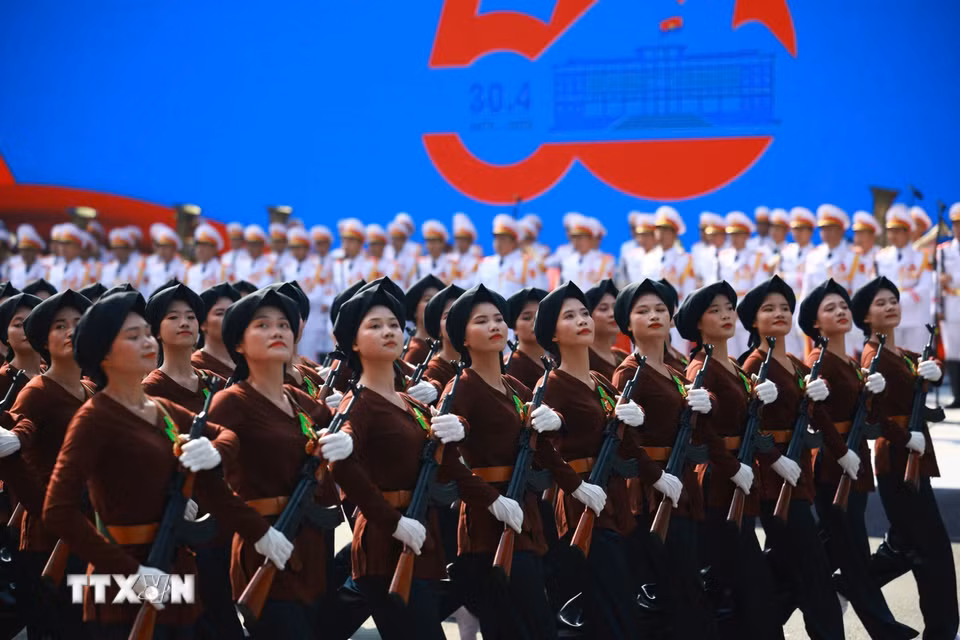 Khối nữ Dân quân miền Bắc diễu qua Lễ đài. (Ảnh: TTXVN)