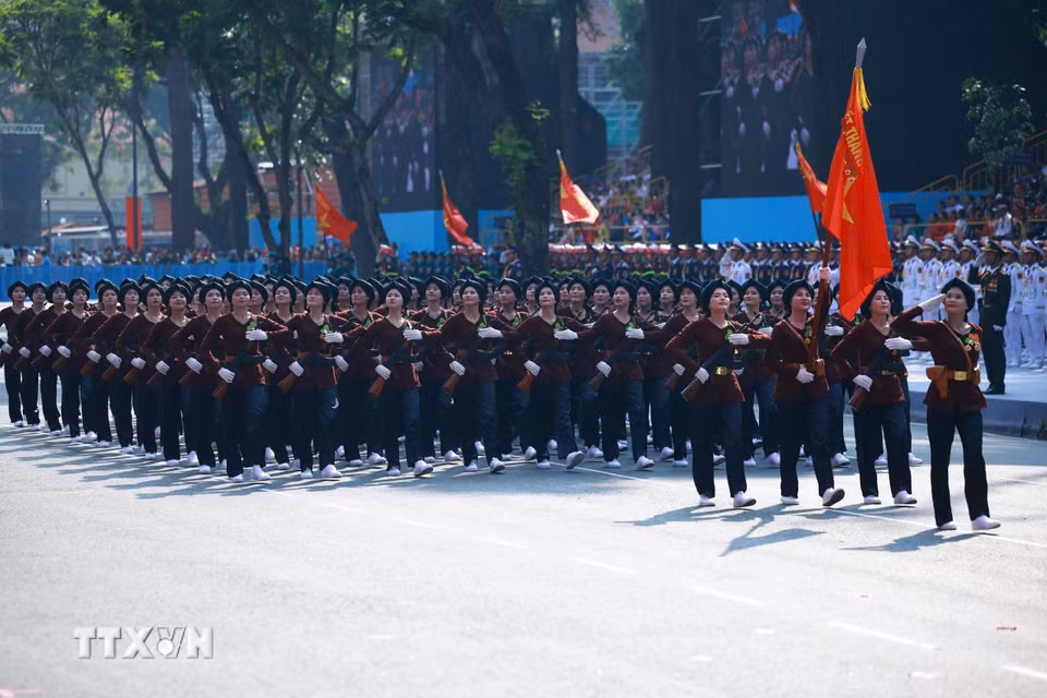 (Khối nữ Dân quân miền Bắc diễu qua Lễ đài. Ảnh: TTXVN)