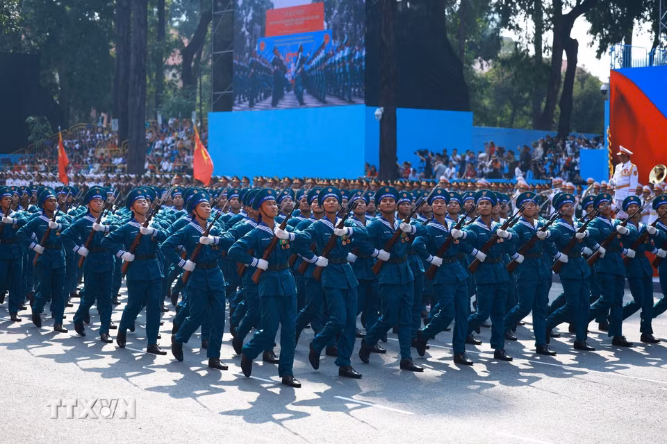 Khối nam Dân quân biển diễu qua Lễ đài. (Ảnh: TTXVN)