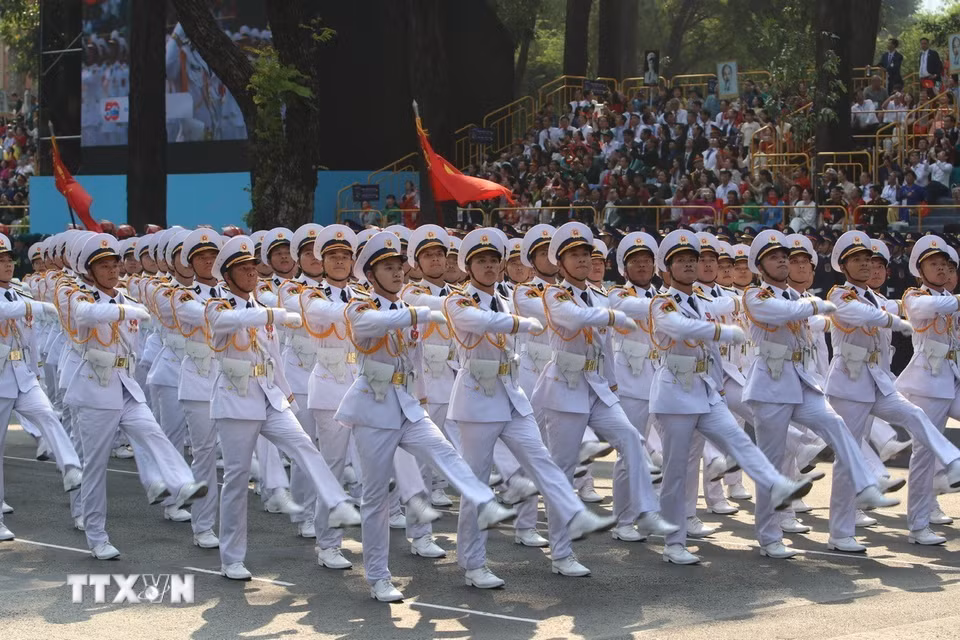 Khối Sỹ quan Hải quân diễu qua Lễ đài. (Ảnh: TTXVN)