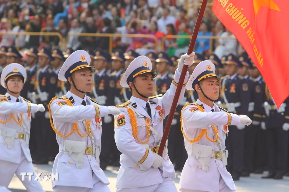 Khối Sỹ quan Hải quân diễu qua Lễ đài. (Ảnh: TTXVN)