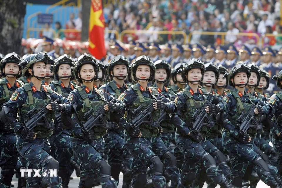 Khối nữ Chiến sỹ Biệt động diễu qua Lễ đài. (Ảnh: TTXVN)