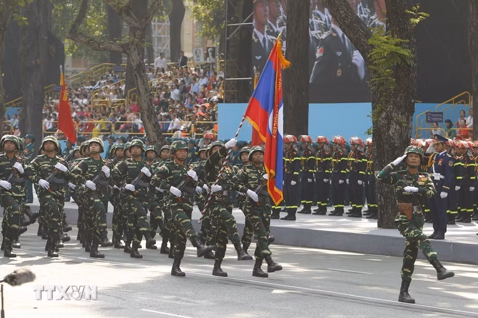 Khối Quân đội nhân dân Lào diễu qua Lễ đài. (Ảnh: TTXVN)