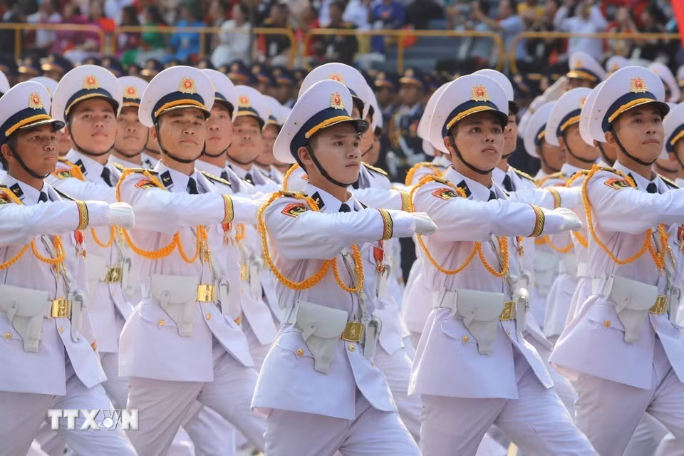 Khối Sỹ quan Hải quân diễu qua Lễ đài. (Ảnh: TTXVN)
