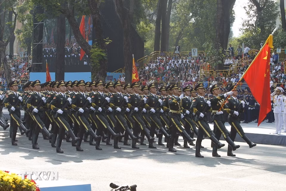 Khối Quân Giải phóng nhân dân Trung Quốc diễu qua Lễ đài. (Ảnh: TTXVN)