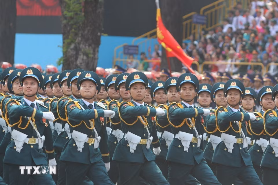 Khối Sỹ quan Phòng không-Không quân diễu qua Lễ đài. (Ảnh: TTXVN)