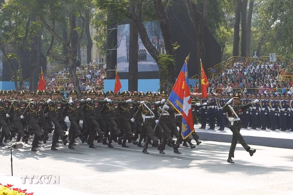 Khối Quân đội Hoàng gia Campuchia diễu qua Lễ đài. (Ảnh: TTXVN)
