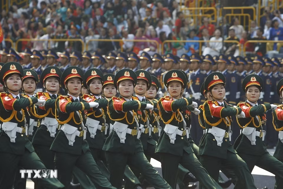 Khối nữ Sỹ quan Quân y diễu qua Lễ đài. (Ảnh: TTXVN)