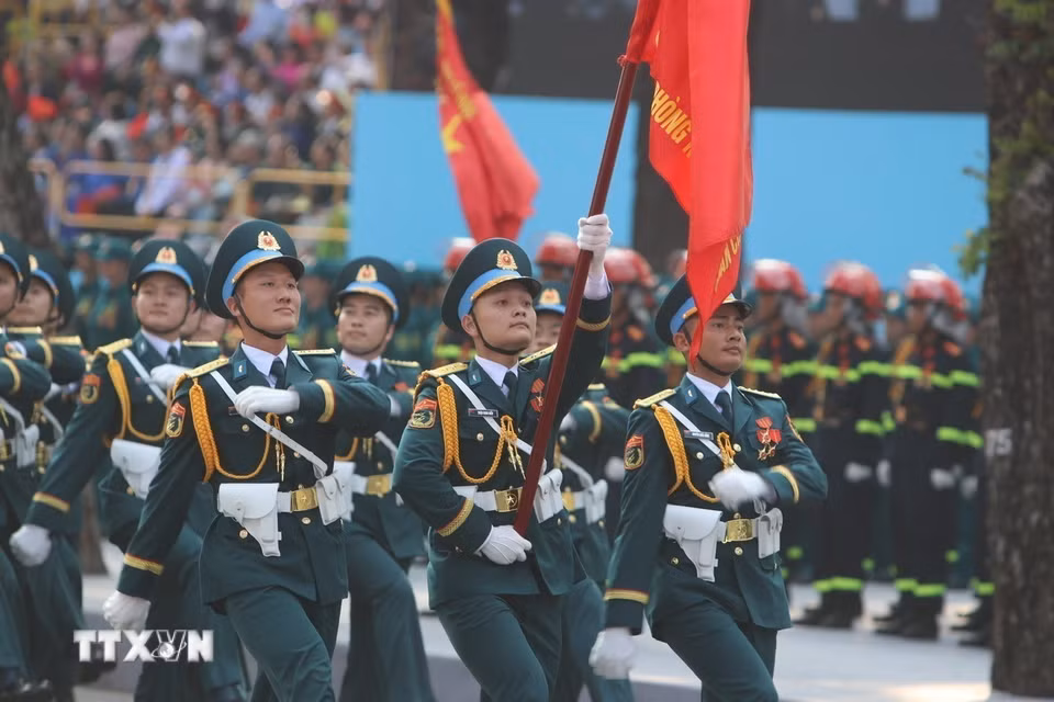 Khối Sỹ quan Phòng không-Không quân diễu qua Lễ đài. (Ảnh: TTXVN)
