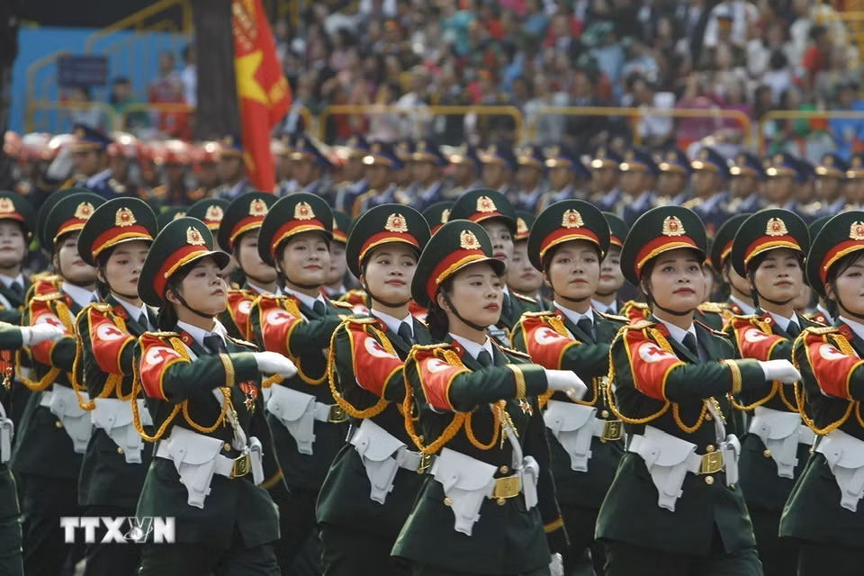 Khối nữ Sỹ quan Quân y diễu qua Lễ đài. (Ảnh: TTXVN)