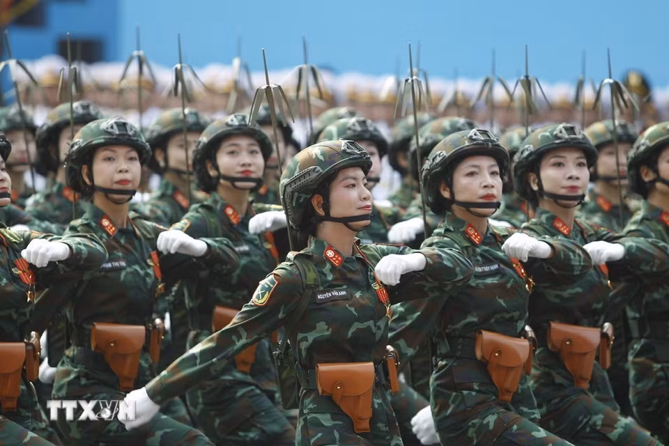 Khối nữ Sỹ quan Thông tin diễu qua Lễ đài. (Ảnh: TTXVN)