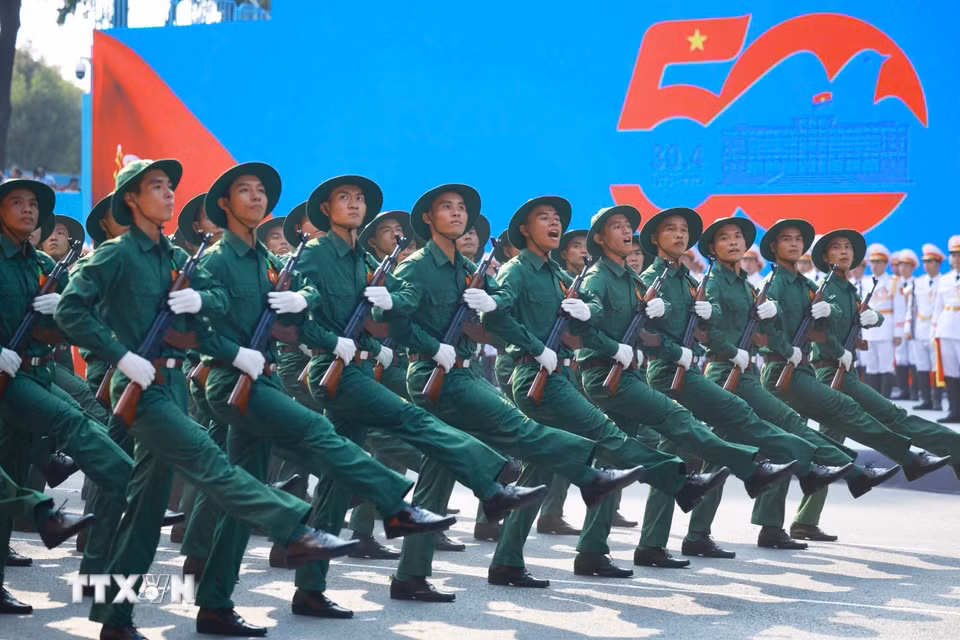 Khối Chiến sỹ Giải phóng quân diễu qua Lễ đài. (Ảnh: TTXVN)