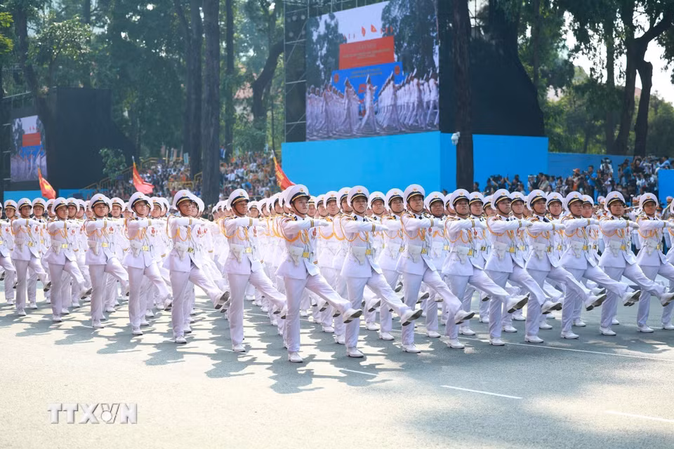 Khối Sỹ quan Hải quân diễu qua Lễ đài. (Ảnh: TTXVN)