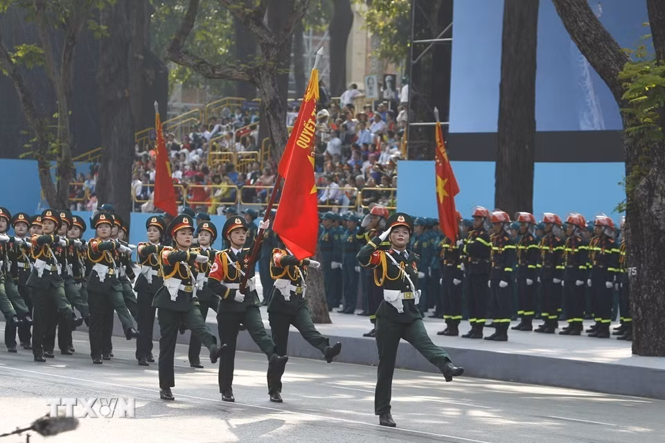 Khối nữ Sỹ quan Quân y diễu qua Lễ đài. (Ảnh: TTXVN)