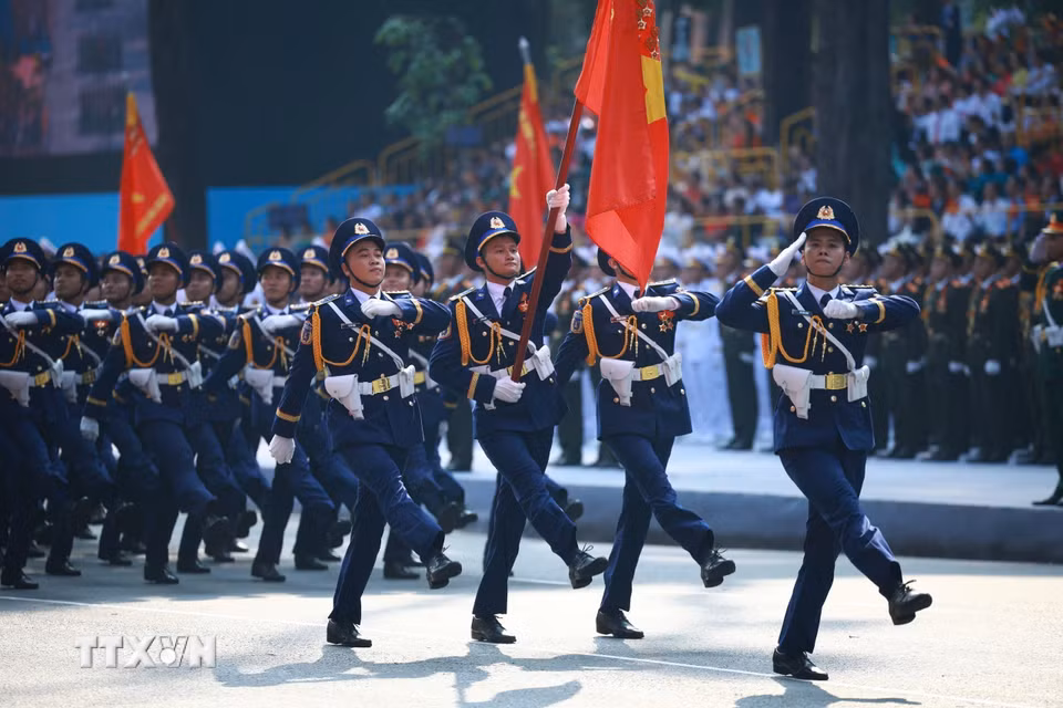 Khối Sỹ quan Phòng không-Không quân diễu qua Lễ đài. (Ảnh: TTXVN)