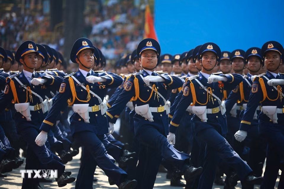 Khối Sỹ quan Phòng không-Không quân diễu qua Lễ đài. (Ảnh: TTXVN)