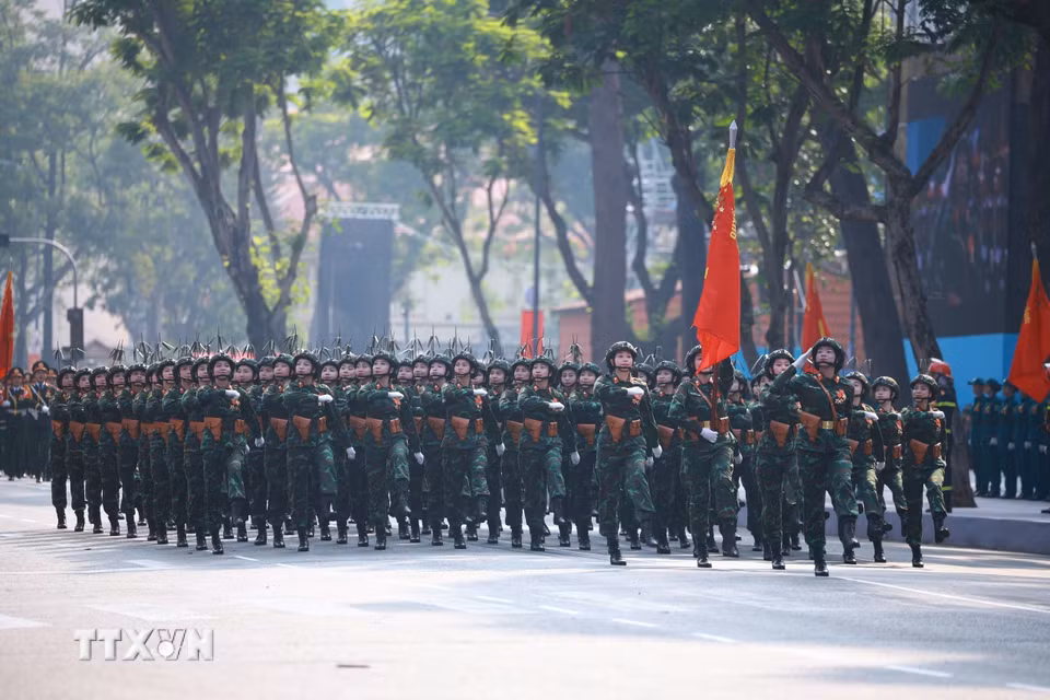 Khối nữ Sỹ quan Thông tin diễu qua Lễ đài. (Ảnh: TTXVN)