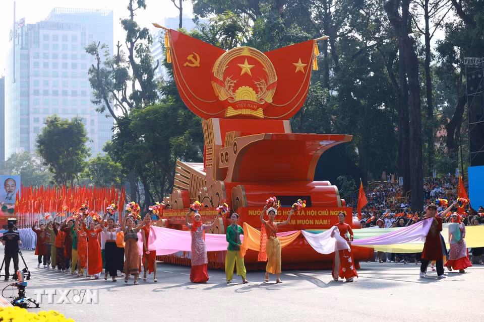 Lễ diễu binh bắt đầu với Đội hình xe mô hình Quốc huy nước Cộng hòa Xã hội Chủ nghĩa Việt Nam. (Ảnh: TTXVN)