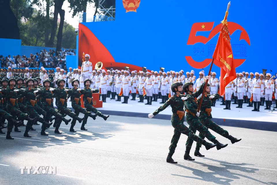 Khối nữ Sỹ quan Thông tin diễu qua Lễ đài. (Ảnh: TTXVN)