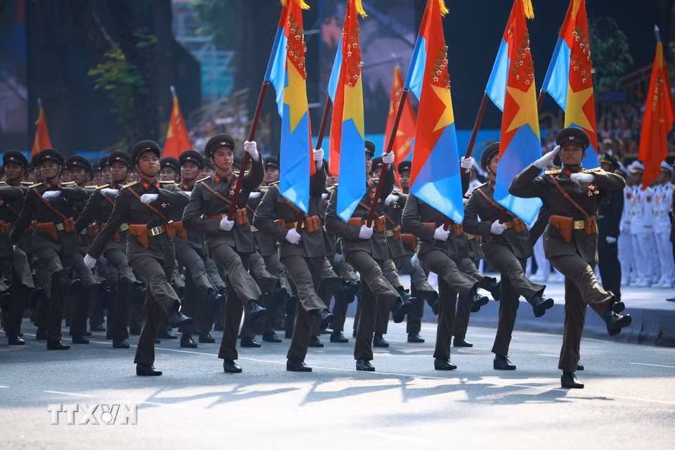 Khối sỹ quan đại diện 5 cánh quân diễu qua Lễ đài. (Ảnh: TTXVN)