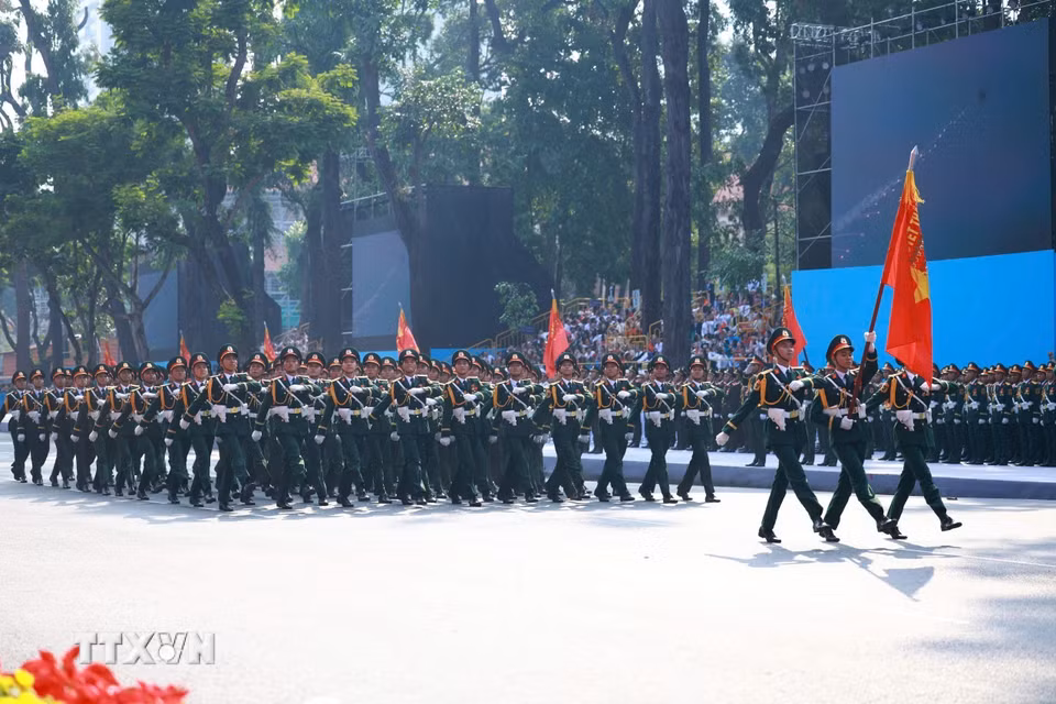 Khối Sỹ quan Lục quân diễu qua Lễ đài. (Ảnh: TTXVN)