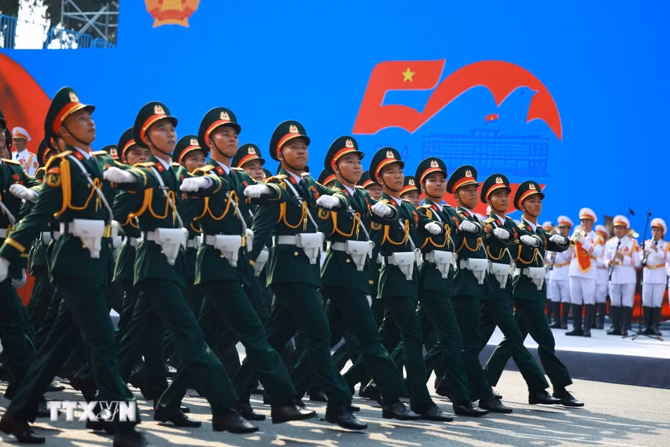Khối Sỹ quan Hậu cần, Kỹ thuật diễu qua Lễ đài. (Ảnh: TTXVN)