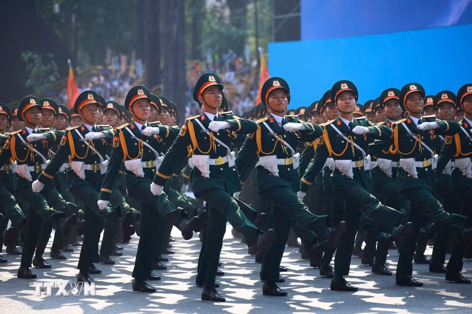 Khối Sỹ quan Lục quân diễu qua Lễ đài. (Ảnh: TTXVN)