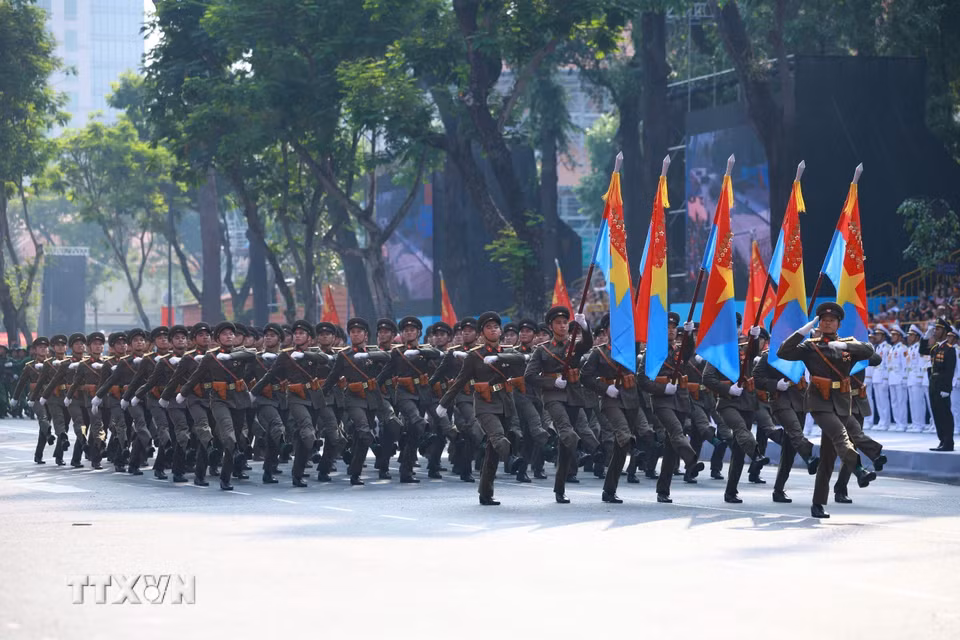 Khối sỹ quan đại diện 5 cánh quân diễu qua Lễ đài. (Ảnh: TTXVN)